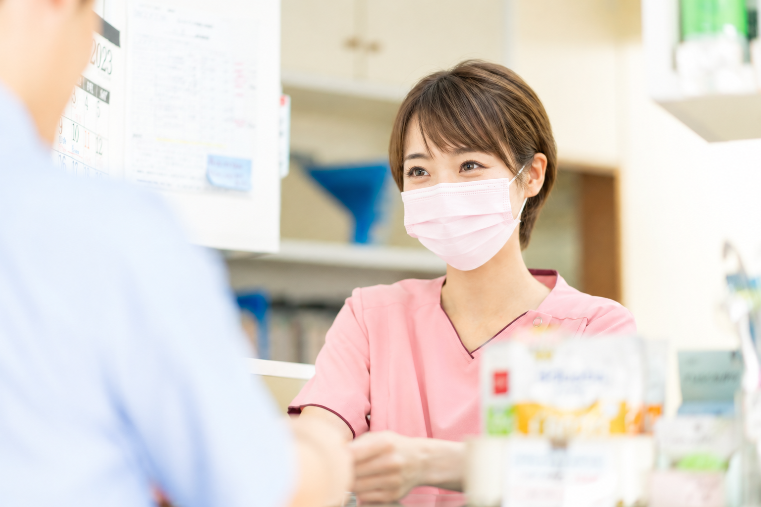 受付で患者さまに対応するスタッフ