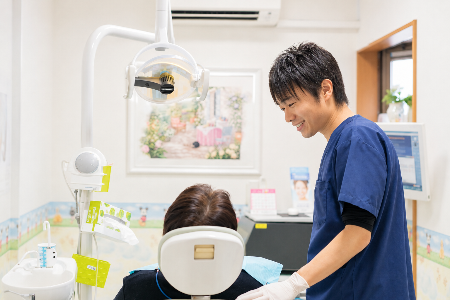 岩下歯科医院の歯科医師が患者さまに対応している様子