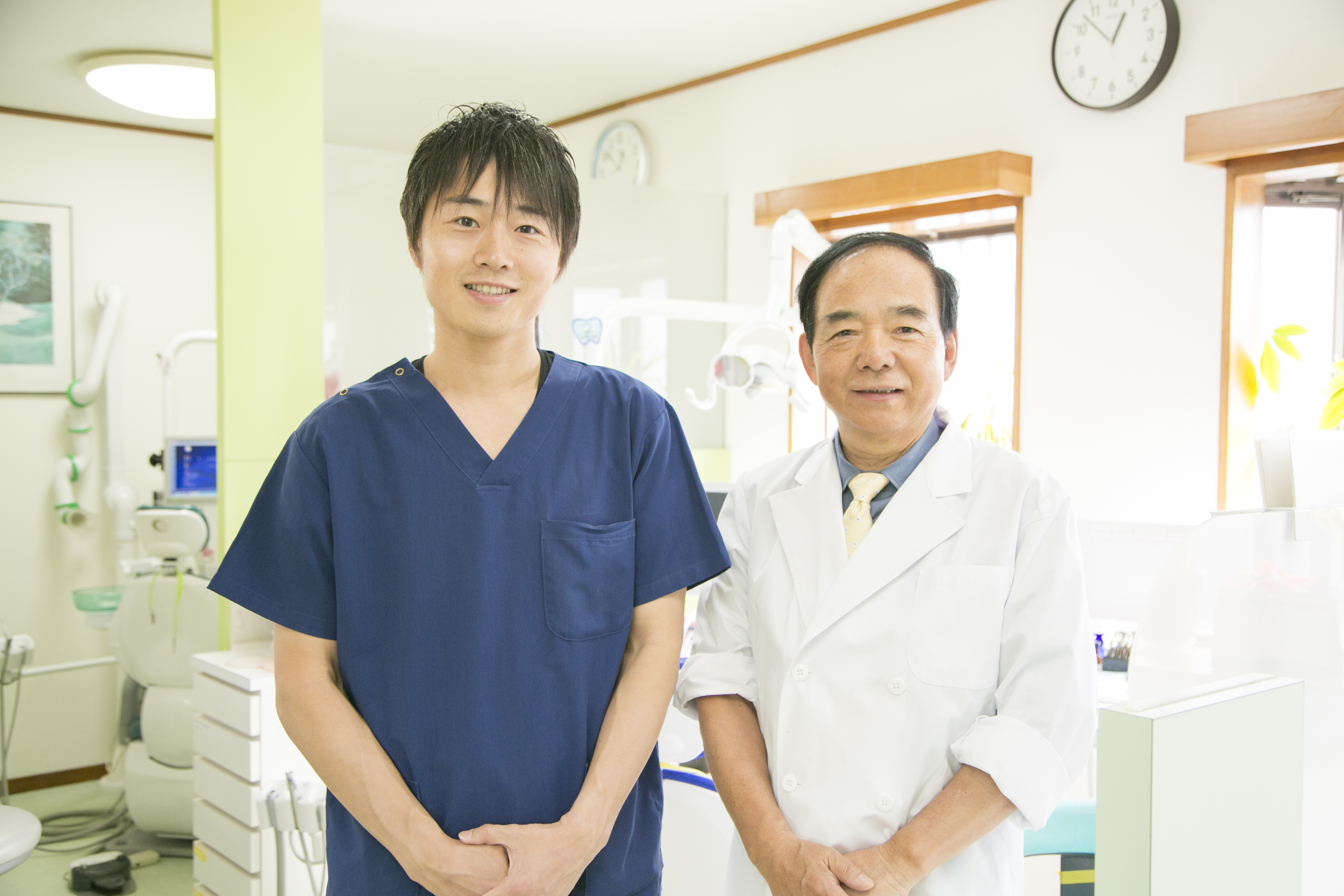 岩下歯科医院の歯科医師2名が院内で並んでいる様子
