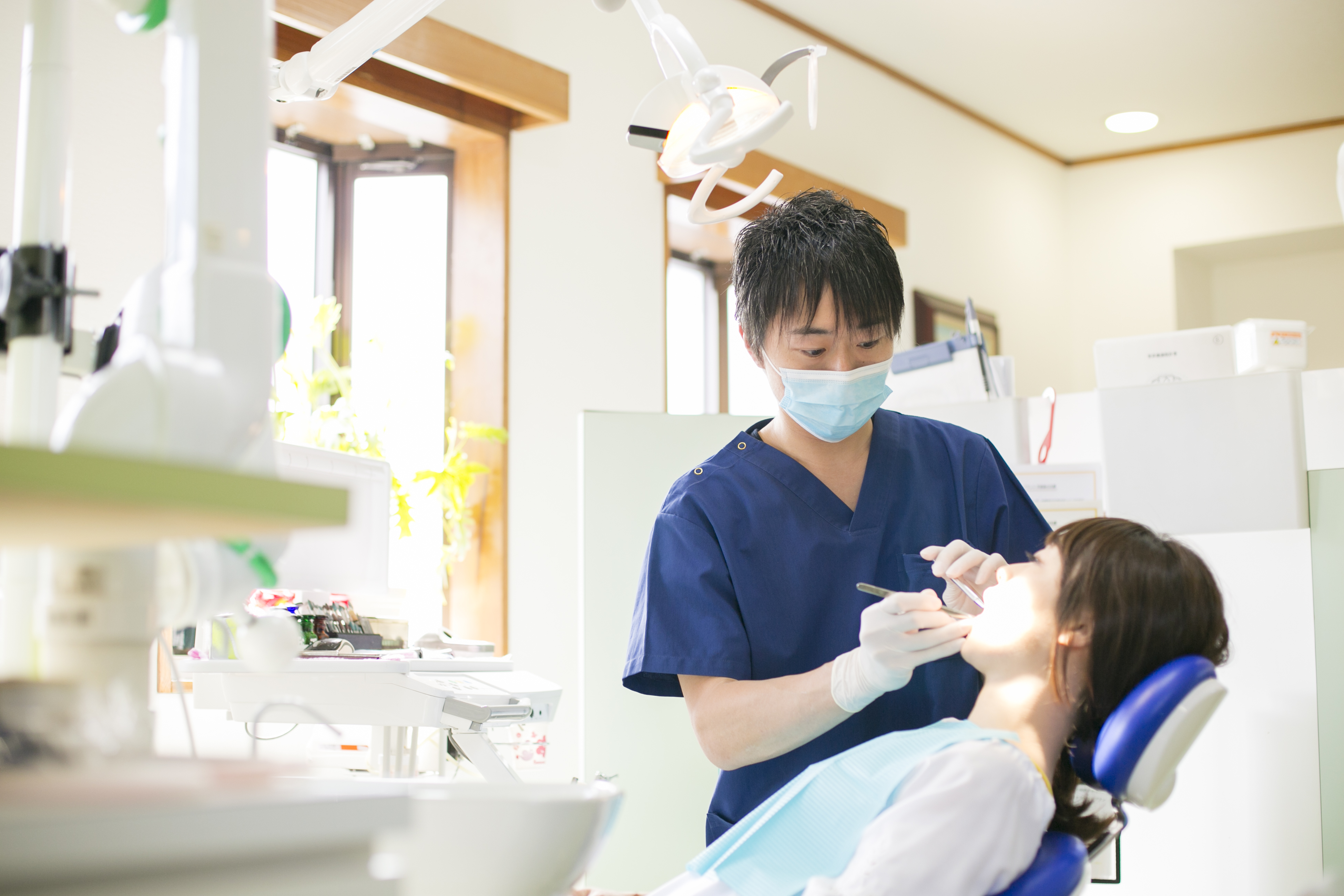 岩下歯科医院で歯科医師が患者を診療している様子